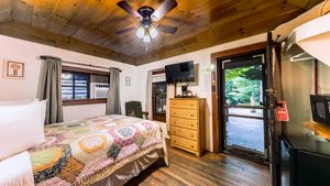 Log Cabins for rent in NC, Cabin Rentals in Blue Ridge Mountains NC, Log Cabins in NC Mountains, Asheville NC Honeymoon Cabins, Cabins Near Biltmore Estate