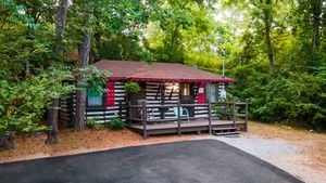 Asheville Accommodation, Cozy Cabin in North Carolina for Rent Asheville Cabin for Rent - Traveler's Rest, Cabin 1, The Log Cabin Motor Court